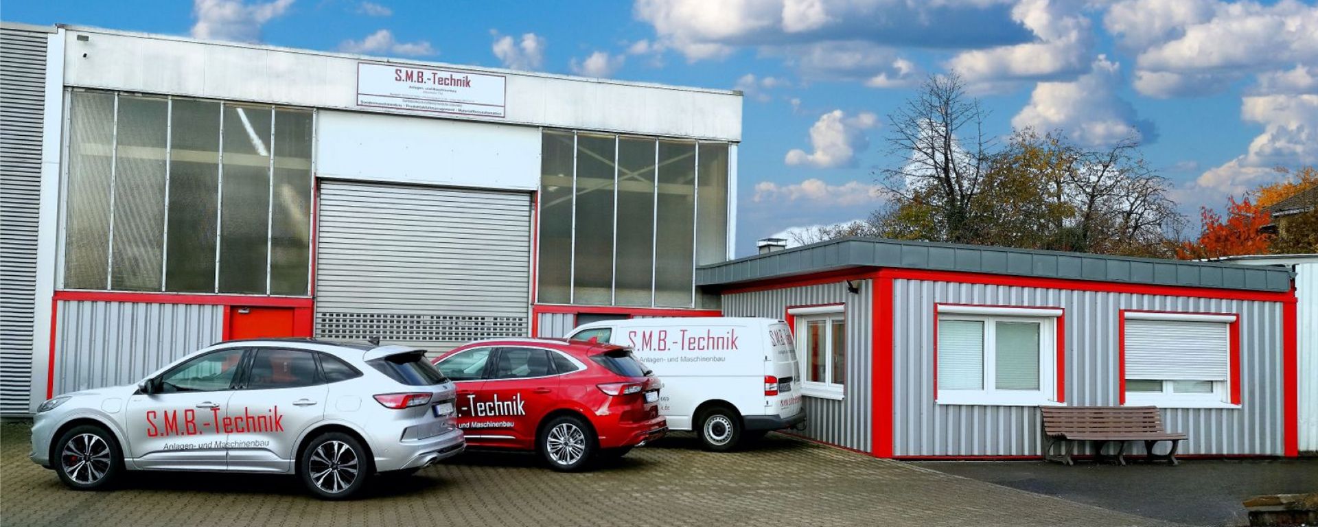 Firmengelände von S.M.B.-Technik mit Fahrzeugen in Lindlar